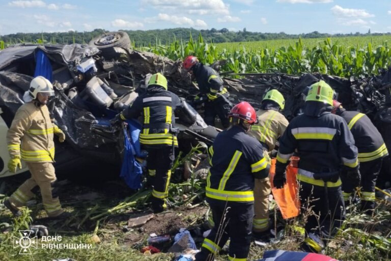 Смертельна ДТП за участю маршрутного та вантажного автомобілів у Рівненському районі