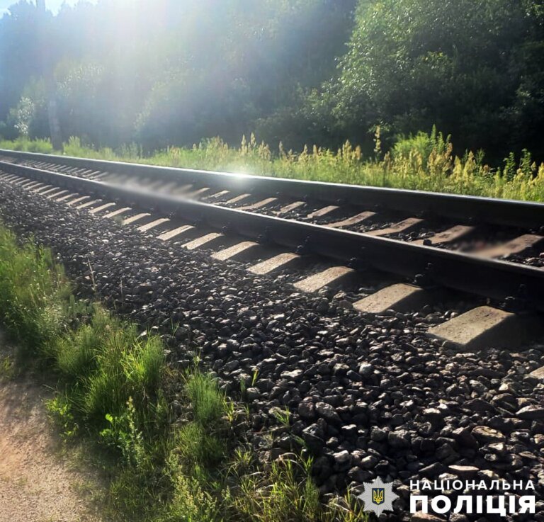 Звягельські поліцейські встановлюють обставини загибелі чоловіка на залізничних коліях