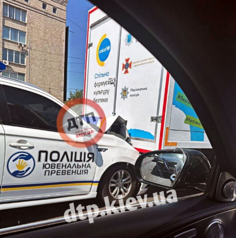 Якась дивна аварія: Поліцейська автівка врізалася в поліцейську вантажівку