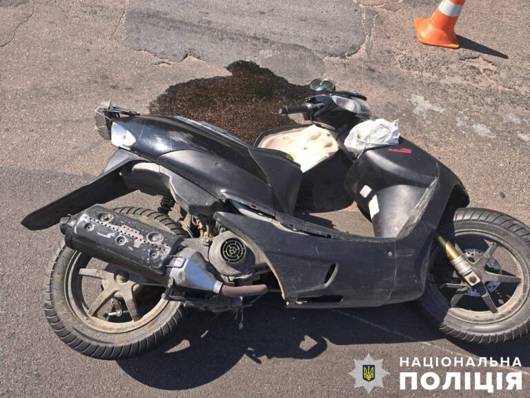 У Хорошеві поліція розслідує обставини ДТП з травмуванням 74-річного скутериста