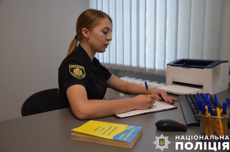 Поранила ножем доньку та побила свекруху: поліцейські відправили на лаву підсудних обвинувачену