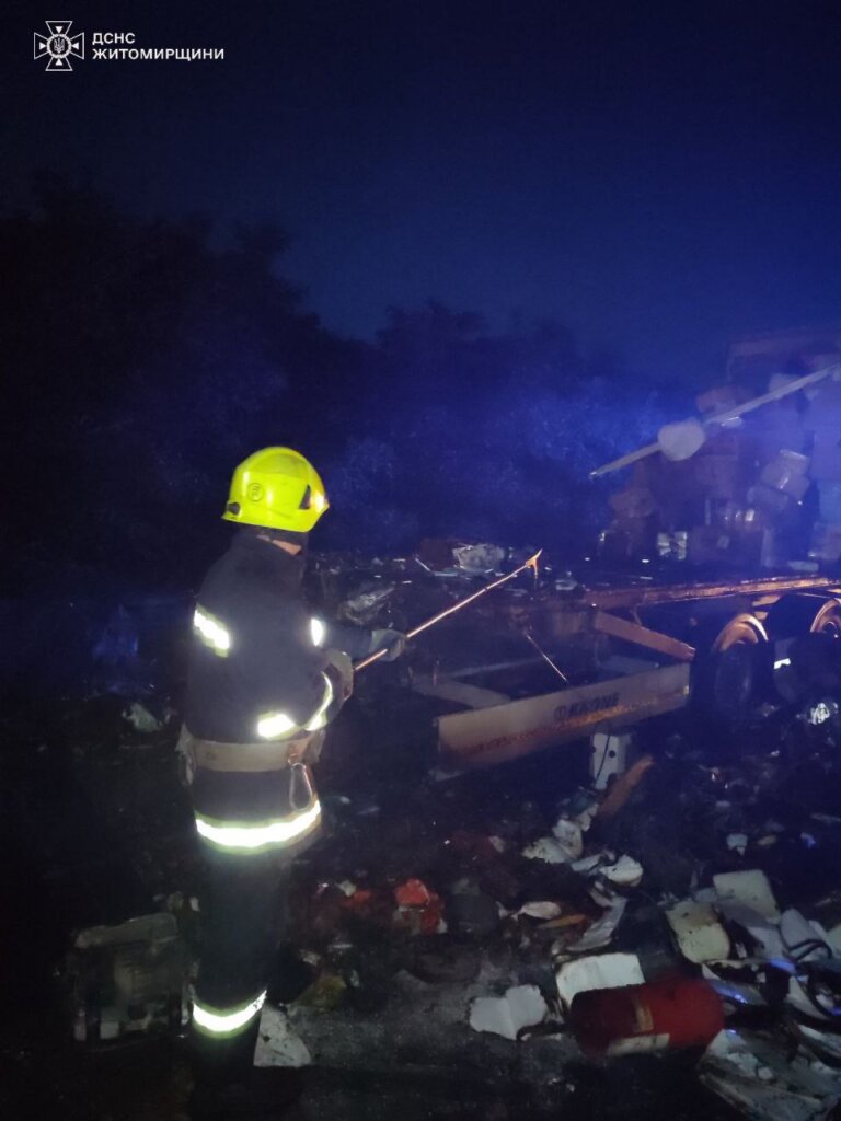 Сьогодні о 04:12 рятувальники ліквідували загоряння вантажного автомобіля DAF з причепом