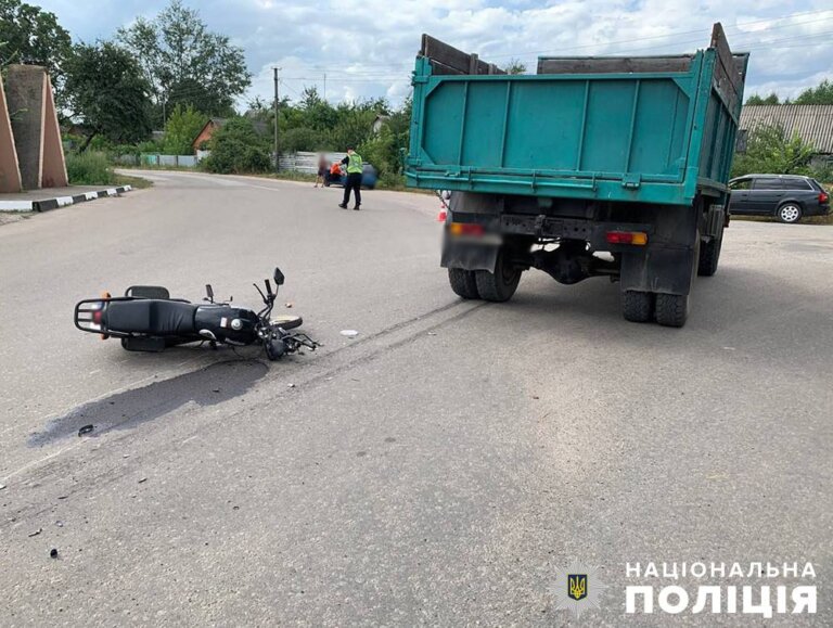 У Житомирському районі нетверезий мотоцикліст зіткнувся з вантажівкою: поліцейські розпочали розслідування ДТП