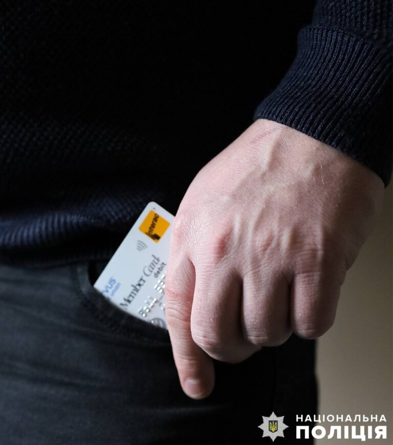 Звягельські поліцейські розшукали причетного до крадіжки 48 тисяч гривень з чужого рахунку