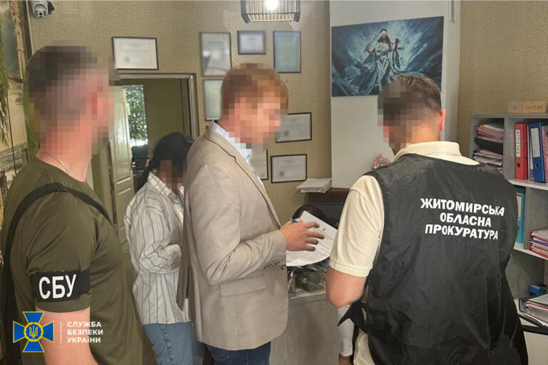 У Житомирі СБУ затримала адвоката-організатора схеми для ухилянтів: за $10 тис. організовував фіктивні шлюби з жінками з інвалідністю
