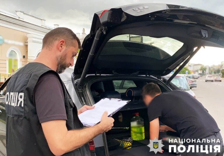 Інвалідність для військового за 1500 доларів: на Житомирщині поліцейські затримали лікаря-хабарника