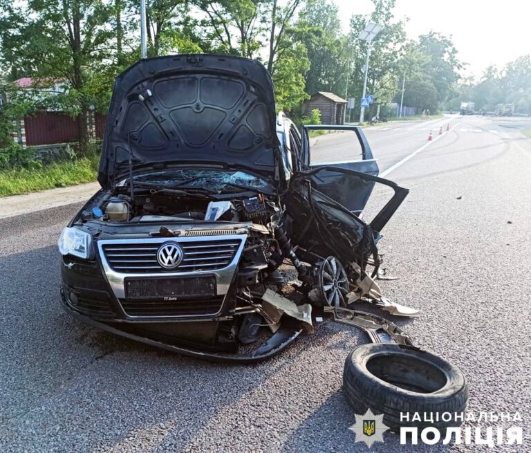 Поліцейські Житомирщини розслідують обставини ДТП, в якій постраждав водій та пасажир