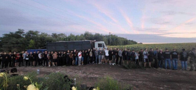42-х втікача, яких вчора спіймали на кордоні з Придністров’ям, уже терміново везуть до 28-ї бригади ЗСУ, — місцеві канали