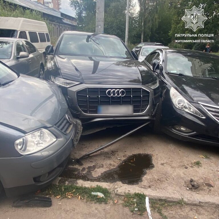 Керманич з ознаками алкогольного сп’яніння вчинив ДТП за участю 5 автомобілів — патрульні склали адміністративні матеріали