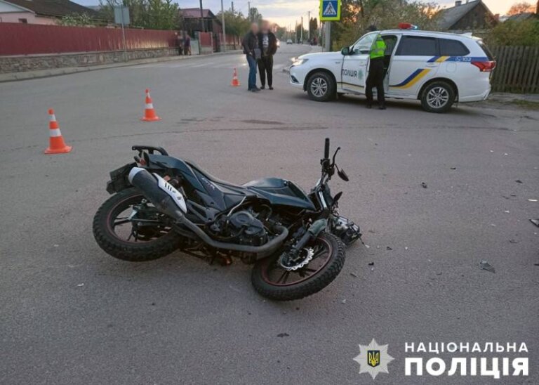 Звягельські слідчі додатково встановлюють свідків та очевидців ДТП, в якій загинув 19-річний мотоцикліст