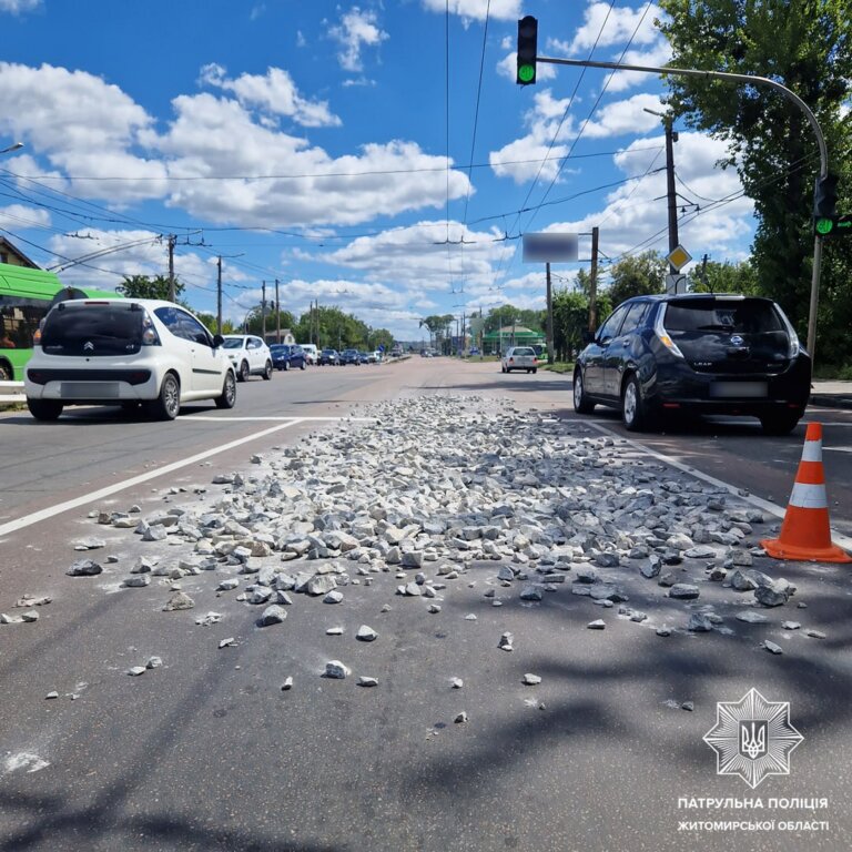 Водій порушив умови перевезення вантажу та забруднив проїжджу частину