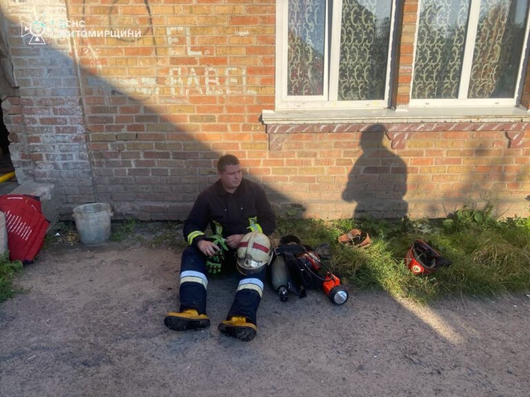 У Бердичеві вогнеборці ліквідували пожежу в будинку на сім господарів