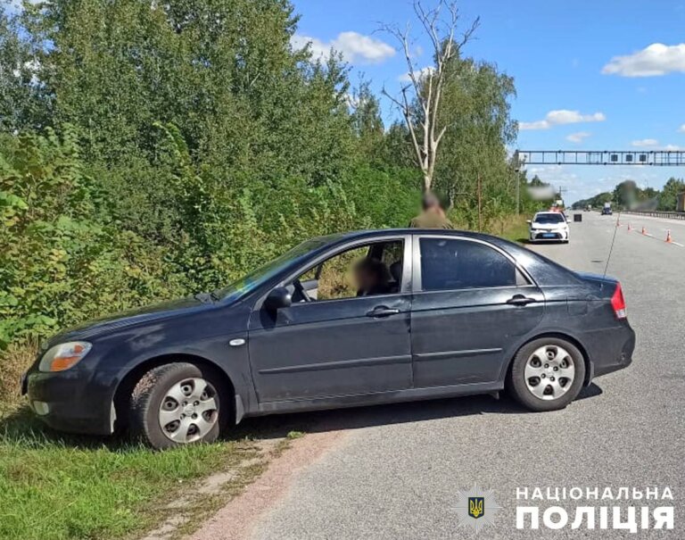 На автошляху Київ-Чоп зіштовхнулись легковик та мотоцикл: поліція з’ясовує обставини
