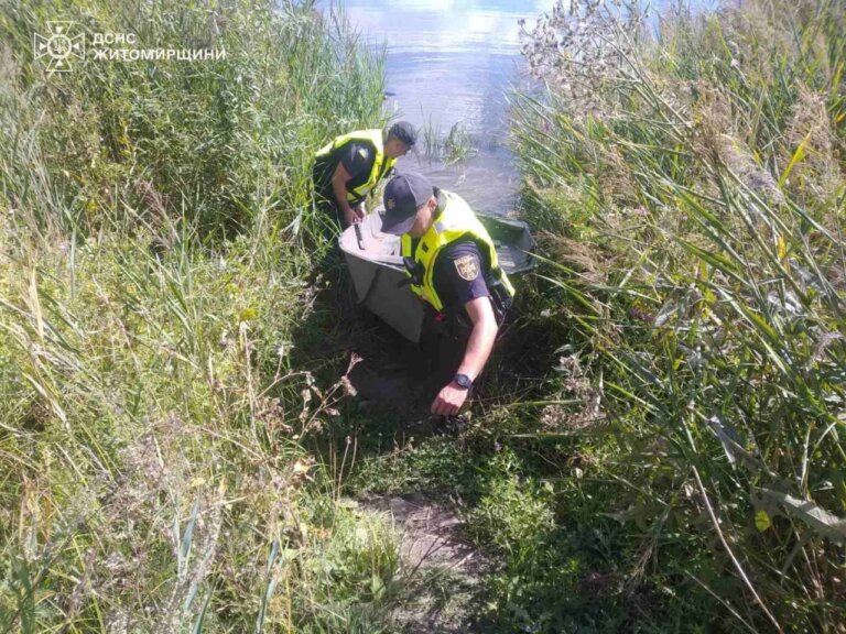 Рятувальники дістали тіло людини з води, яка втопилася у ставку в с. Терехове