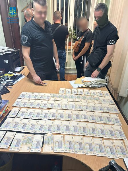 Вимагали та одержали 90 тис грн хабара за спецдозволи – на Житомирщині викрили двох посадовців-правоохоронців