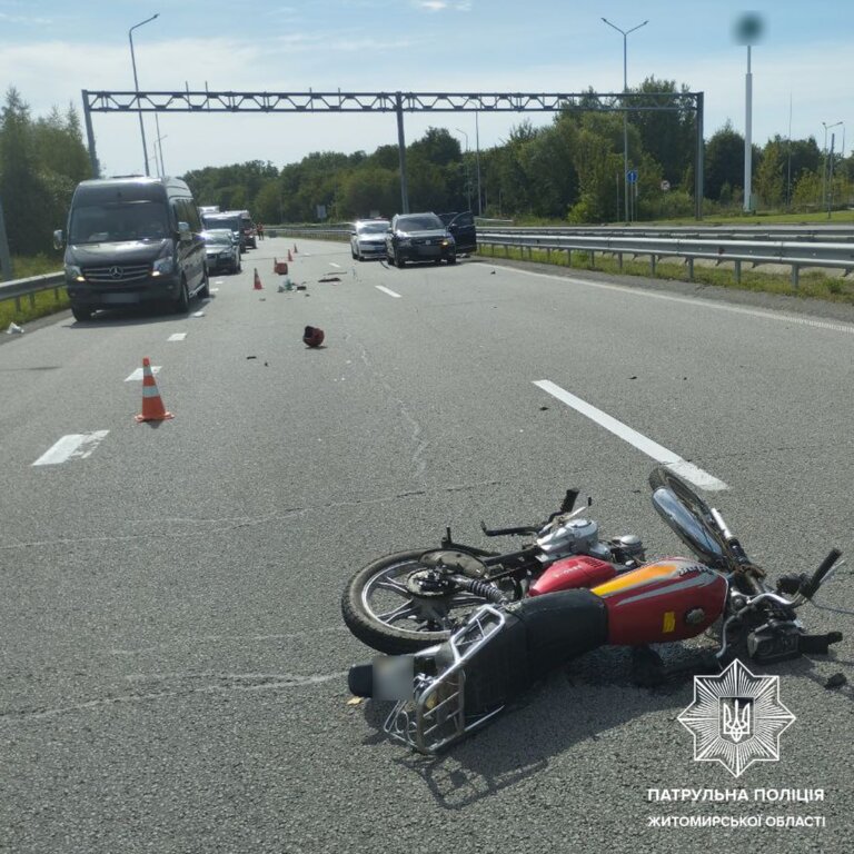 До уваги водіїв! У зв’язку з ДТП з потерпілими на 220 км автодороги М-06 Київ — Чоп рух транспорту частково ускладнений в напрямку міста Рівне та здійснюється узбіччям