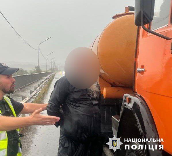 П’яний священник на КАМАЗі врізався у стовп у Чернівецькій області, побив патрульну і намагався відібрати у неї зброю, — поліція