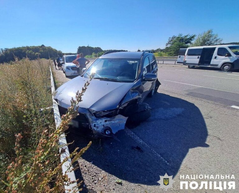 Звягельські поліцейські встановлюють обставини ДТП з травмуванням чотирьох пасажирів автомобіля