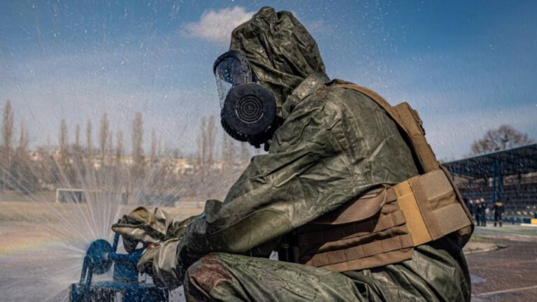 Кабмін уточнив, кого забезпечать протигазами на випадок застосування ядерної зброї проти України
