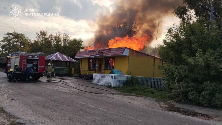 Сьогодні вранці рятувальники ліквідували пожежу в продуктовому магазині у с. Садове