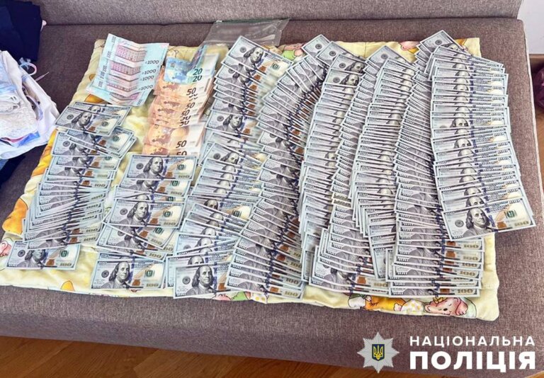 1000 доларів за вступ до коледжу для відстрочки від призову: у Житомирі поліцейські викрили учасників протиправної схеми