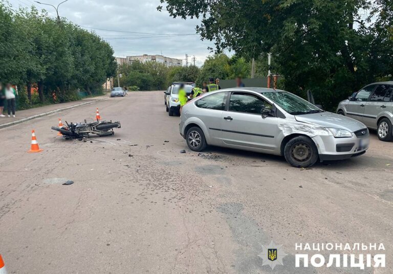 За добу у ДТП з мотоциклістами травмовано троє людей, один чоловік загинув: поліція закликає водіїв дотримуватися правил безпеки