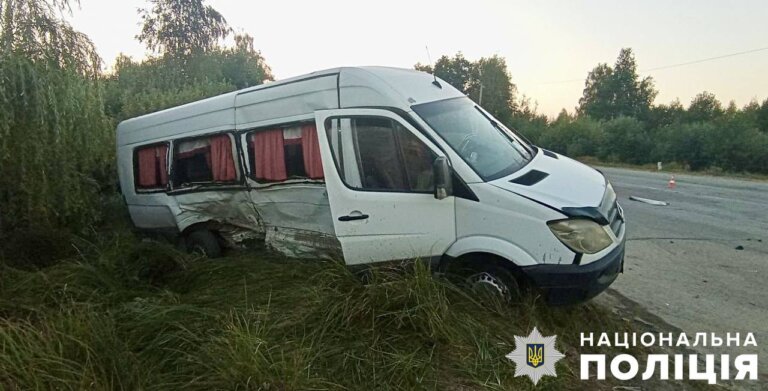 На Романівщині поліція розслідує ДТП з травмуванням пасажирів мікроавтобуса