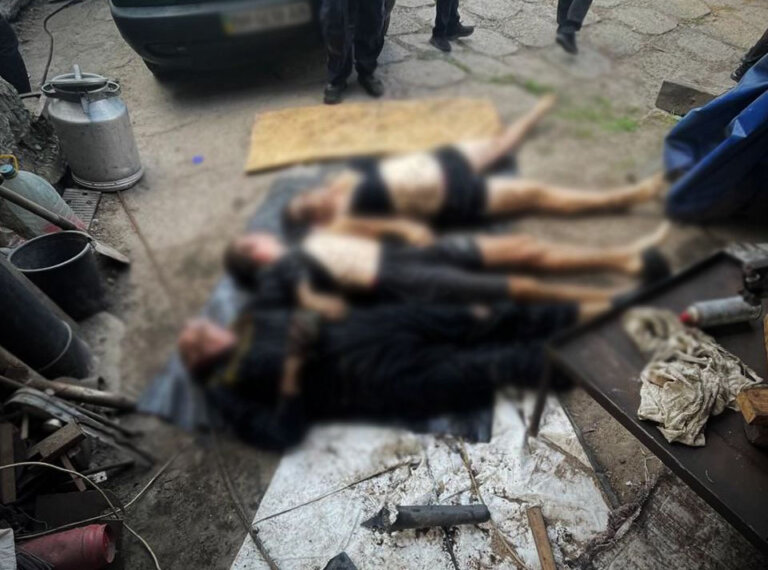На Чернігівщині рятувальники дістали з каналізаційної шахти тіла трьох людей