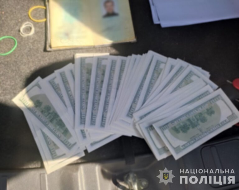 За 20 тисяч доларів пропонував допомогу у виїзді військовозобов’язаному за кордон: у Житомирі поліція затримала «благодійника»м