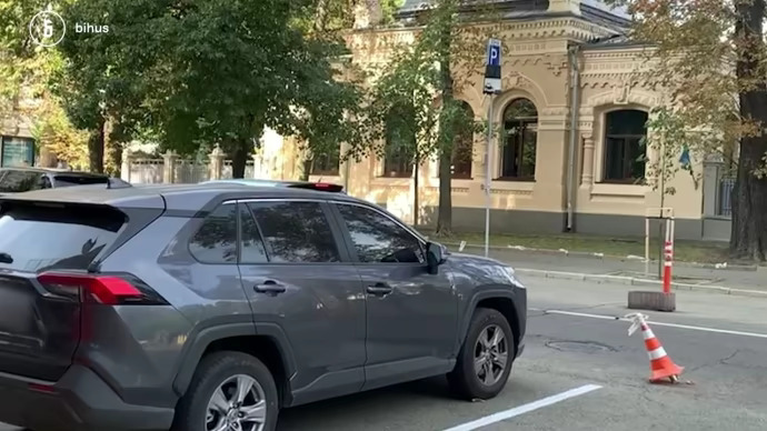 Bihus.Info: «Слуга» — з Бердичева — Богдан Кицак пересувається люксовою автівкою, яку записано на його матір