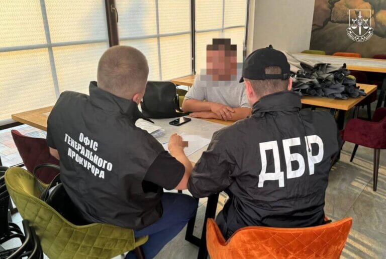 Перешкоджав професійній діяльності журналістів – посадовцю міграційної служби повідомлено про підозру