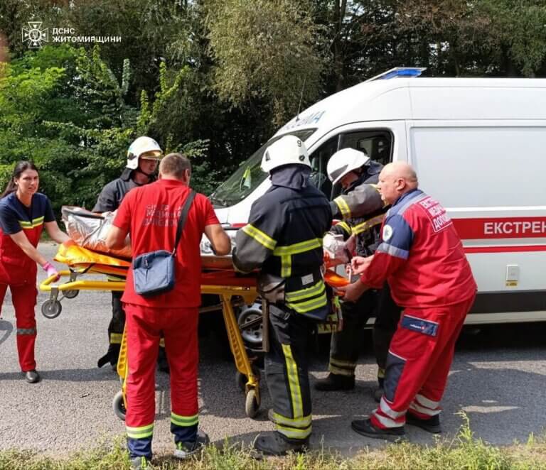Рятувальники деблокували потерпілих у ДТП