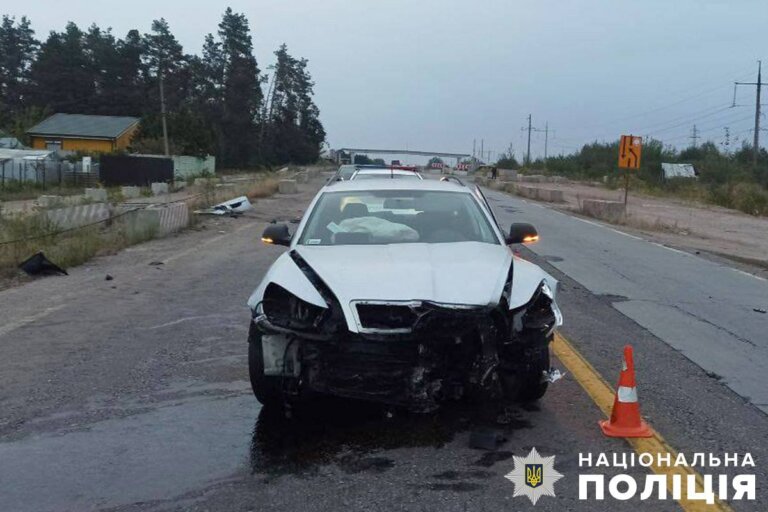 В Оліївській громаді легковик не розминувся з бетонною конструкцією, травмовано пасажира: поліція встановлює обставини ДТП