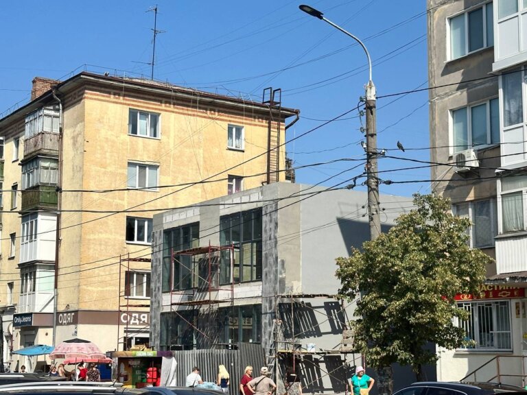 У Житомирі прокуратура вимагає визнати недійсним договір продажу ділянки землі у центрі міста та знести самочинну забудову по вул. Хлібній, 18-а