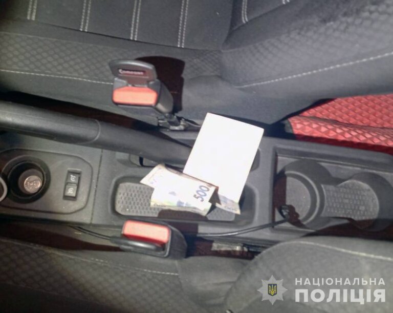 Нетверезий водій намагався хабарем «розв’язати проблему»: на Звягельщині слідчі поліції задокументували порушення