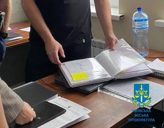 Під виглядом юридичних послуг за 10-15 тис доларів США пропонував допомогу у виїзді за кордон – повідомлено про підозру керівнику юрфірми