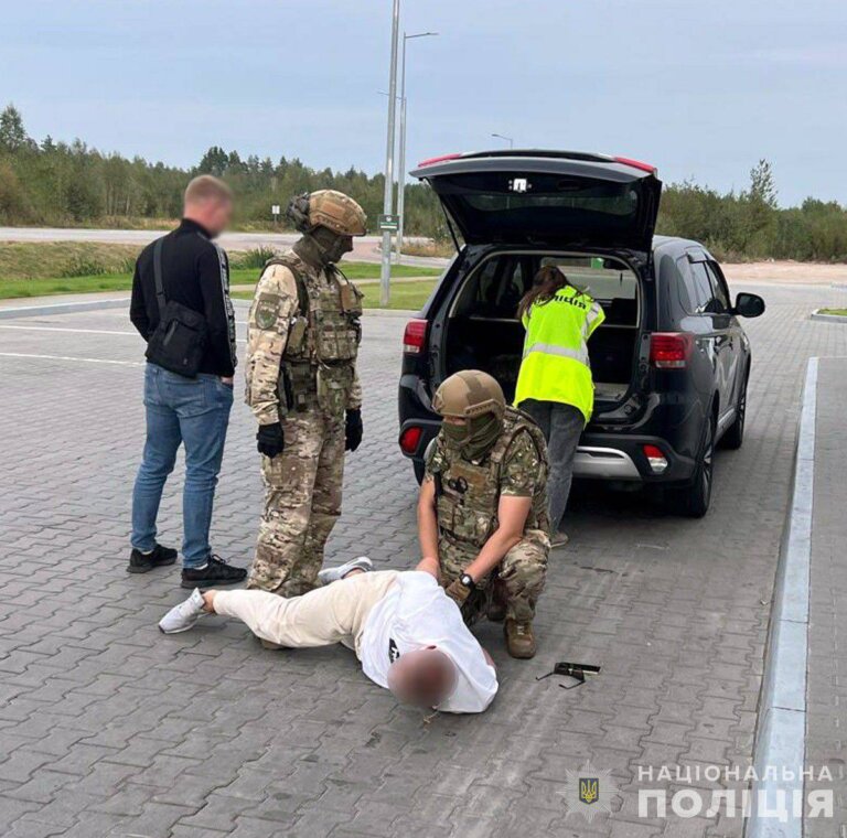 Поліція Житомирщини викрила співучасників у вимаганні 15 тисяч доларів у судді