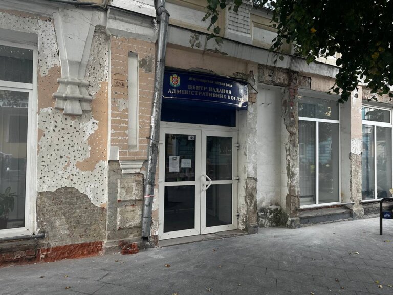 Житомир Urban News: Ремонтують нижню частину фасаду одного з старих будинків Михайлівської