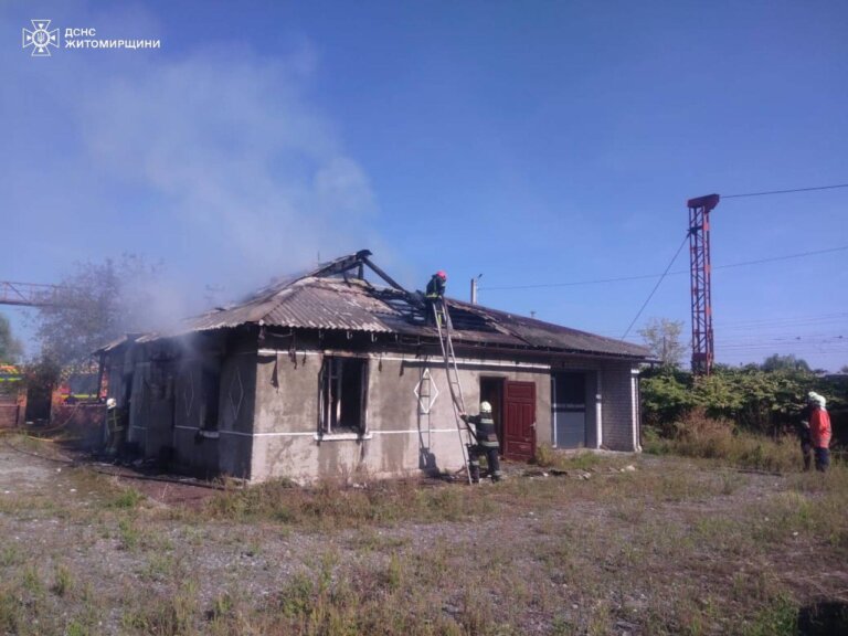 Житомир: рятувальники ліквідували пожежу у недіючій будівлі