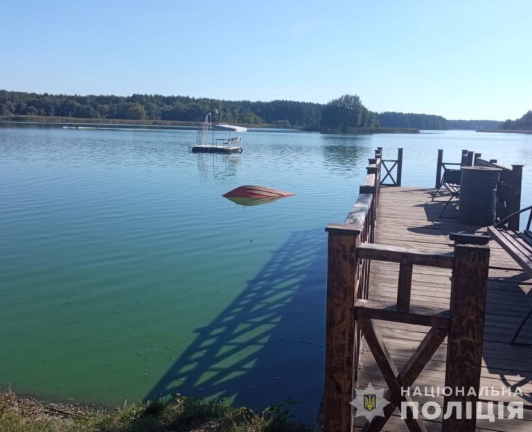 У Житомирі через перекидання катера у воді загинули двоє жінок: поліція затримала керманича