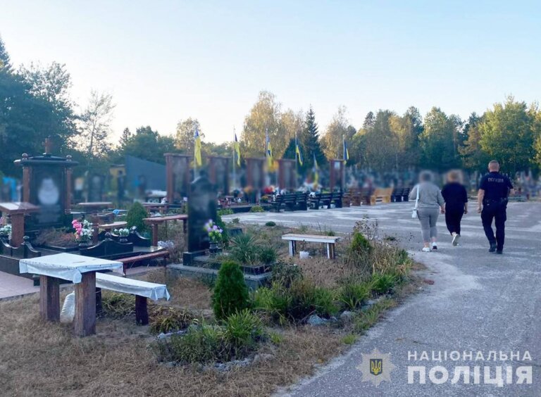 Позбиткувалася з могил захисників: поліція розшукала причетну до крадіжки з кладовища у Житомирському районі