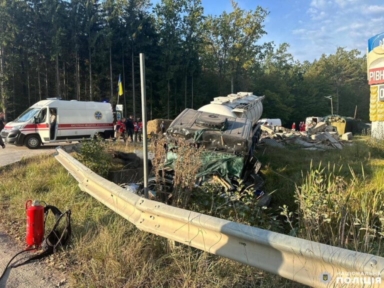 Автоцистерна з газом врізалася в блокпост на кордоні Рівненської та Житомирської областей