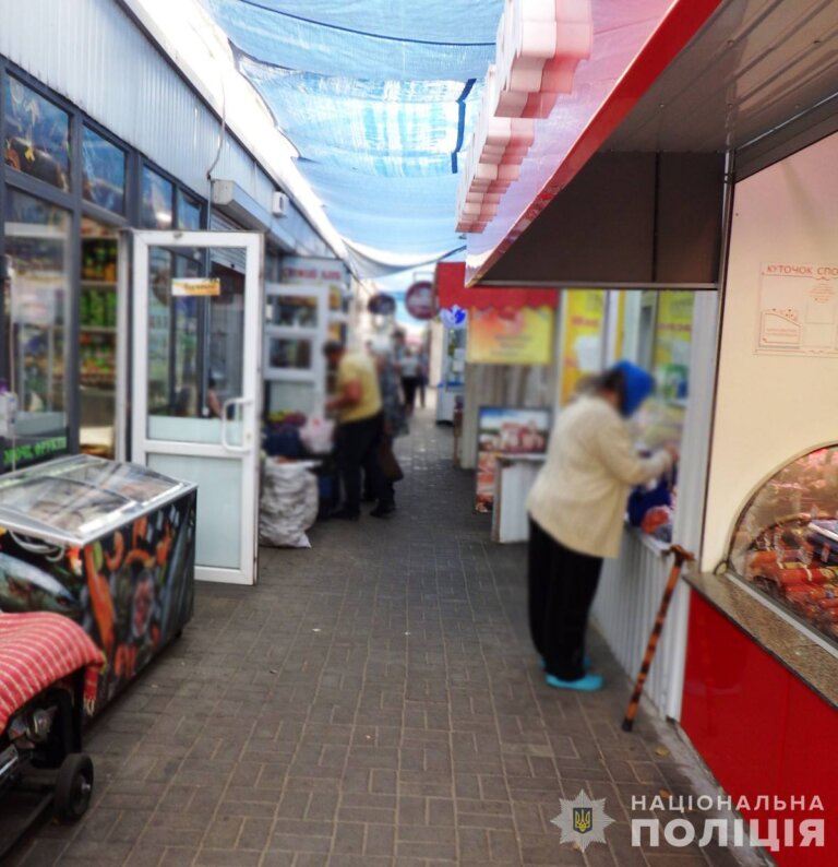Відібрав телефон у покупця на ринку: у Житомирі поліцейські затримали причетного до пограбування