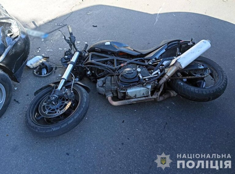 У Житомирі в ДТП травмовано мотоцикліста та його пасажирку: поліція розпочала розслідування