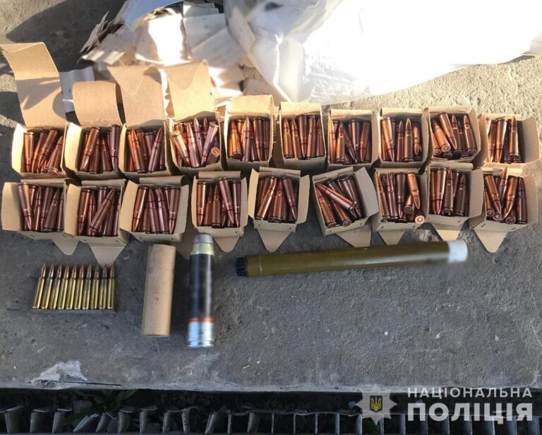 Понад 5 тисяч боєприпасів та зброя: на Житомирщині поліція вилучила арсенал, зібраний трьома чоловіками