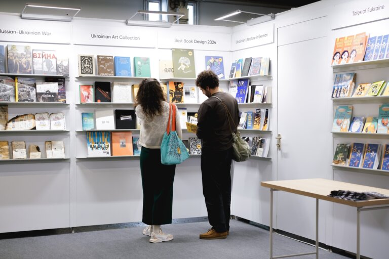 Ольга Бортнікова: Трішки статистики з 76 Франкфуртського книжкового ярмарку, в якому взяла участь книга з моїми поезіями «Життя vs війна»