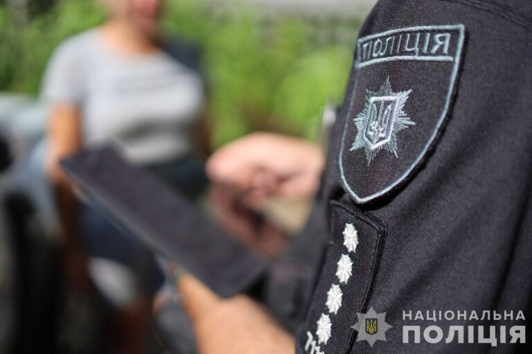 Залишили дітей без відпочинку, а батьків – без грошей: житомирські поліцейські відправили на лаву підсудних двох причетних до шахрайств