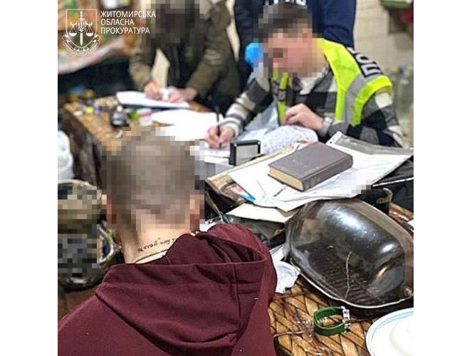 У Житомирі викрили «масажиста»-рецидивіста, який, перебуваючи у слідчому ізоляторі, виманював гроші у громадян