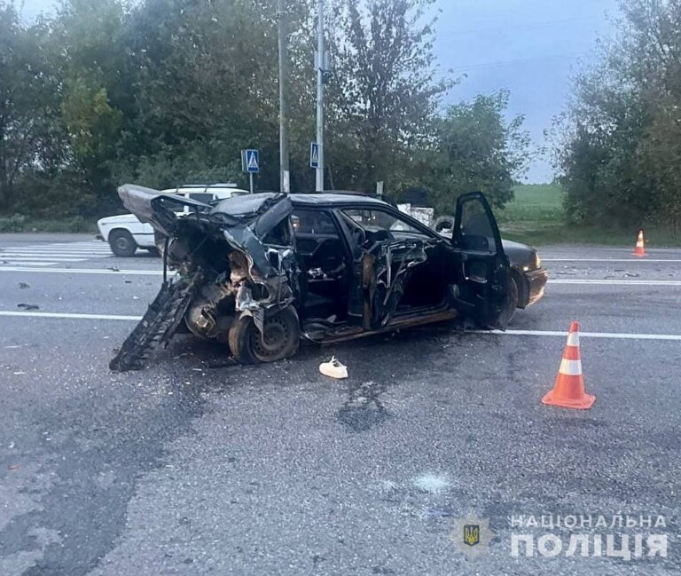 Одна пасажирка легковика загинула, інша – у лікарні: поліція встановлює обставини смертельної ДТП у передмісті Житомира