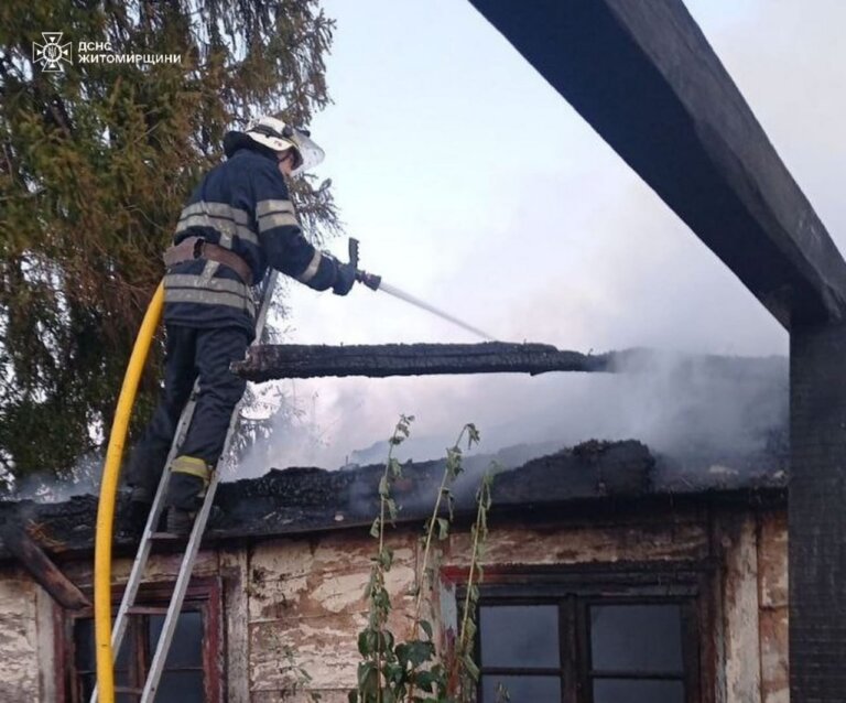 В с. Красилівка Звягельського району бійці ДСНС врятували приватне домоволодіння від повного знищення вогнем